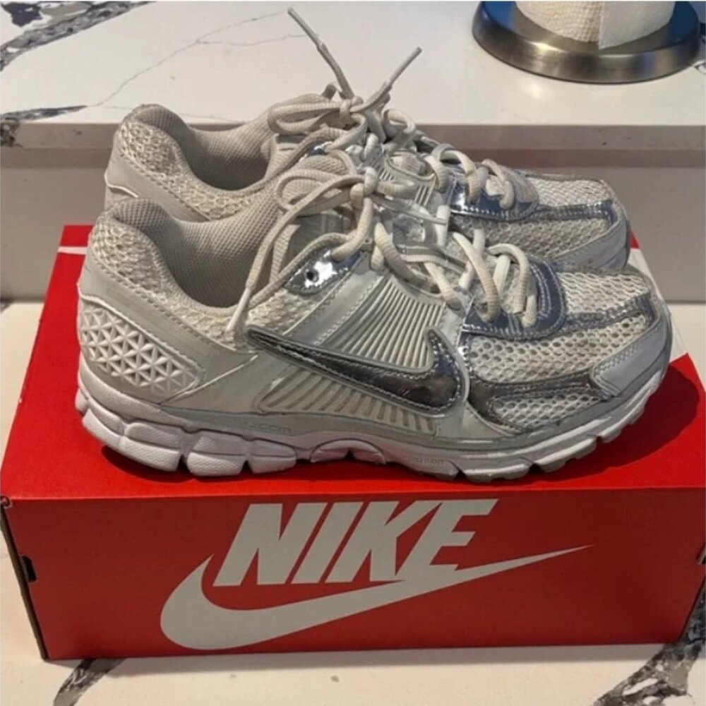 Nike Vomero 5 white and silver metallic athletic sneakers shoes size women's 9.5